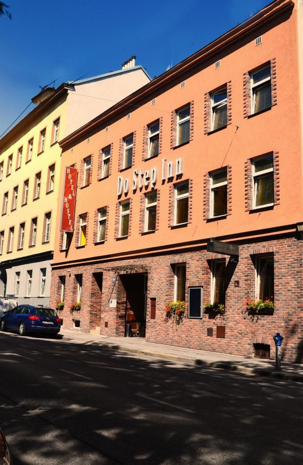 Do Step Inn  Hotel & Hostel image 2