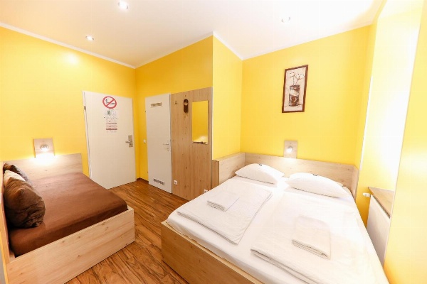 Do Step Inn  Hotel & Hostel image 5